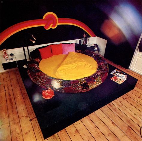 Mid Century Modern Fence, Sunset Book, Platform Bed Plans, Circle Bed, Retro Rooms, Round Bed, Mod Furniture, Retro Interior Design, 70s Home Decor