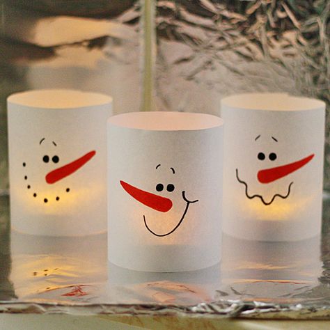 3 Minute Paper Snowman Luminaries by @Amanda Snelson Snelson Snelson Formaro Crafts by Amanda Paper Snowman, Diy Schneemann, Jul Diy, Vika Papper, Snowman Crafts Diy, Diy Snowman, Easy Christmas Crafts, Family Crafts, Snowman Crafts