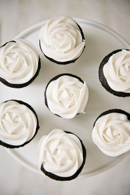 Wedding Dessert Table Black And White, Black And White Desserts, Black And White Bridal Shower Ideas, White Bridal Shower Cake, Black And White Dessert Table, Fae Wedding, Black And White Event, Wedding Cupcakes Decoration, Petite Cakes