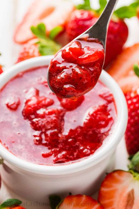 Strawberry Sauce Recipe, Mini Strawberry Cheesecake, Ice Cream Sauce, Strawberry Freezer Jam, Freezer Jam Recipes, Strawberry Cheesecake Recipe, Homemade Strawberry Sauce, Cheesecake Toppings, Strawberry Compote