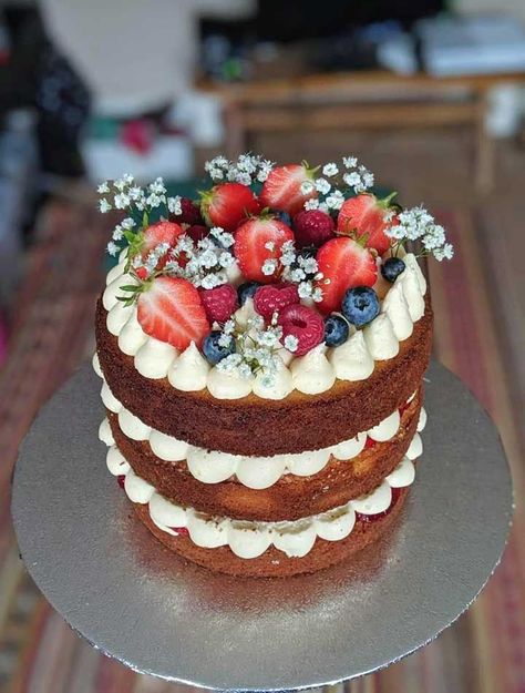 Beautiful Victoria sponge cake with fresh fruit and flowers - Cake With Fresh Fruit, Sponge Cake Decoration, Vegan Birthday, Fresh Fruit Cake, Vegan Birthday Cake, Mini Torte, Victoria Sponge Cake, Victoria Sponge, Cake Delivery