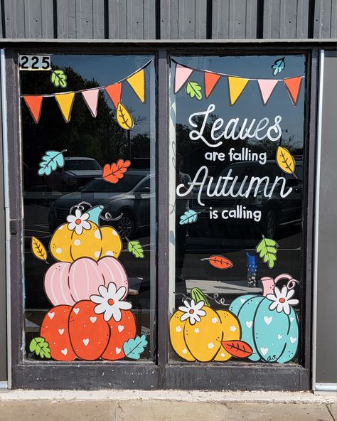 Fall pumpkin window painting Scarecrow Window Painting, Christmas Window Display Paint, Fall Window Chalk Art, Painted Window Display, Turkey Window Painting, Thanksgiving Window Painting Ideas, Easy Christmas Window Art, Thanksgiving Window Art, Business Window Painting