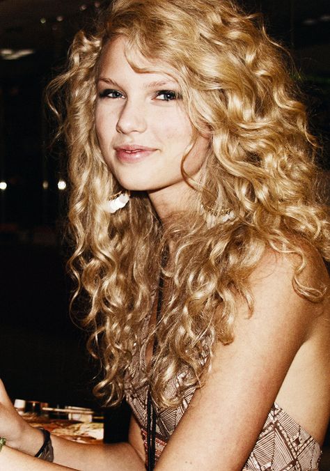 cute curls Taylor Swift Curls, Debut Hairstyles, Taylor Swift Curly Hair, Vintage Curly Hair, Young Taylor Swift, Community Love, About Taylor Swift, Miss Americana, Estilo Taylor Swift