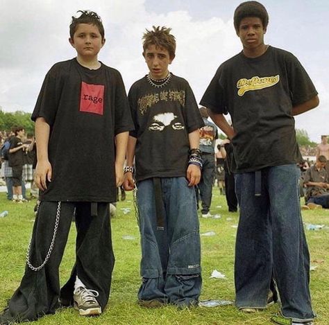 Three teens attending a concert in the early 2000s 2000s Fashion Men, Amen Break, 2000s Men, Concert Outfit Rock, 00s Style, Casual Attire For Women, Outfits 2000s, Outfits Baggy, Early 2000s Fashion