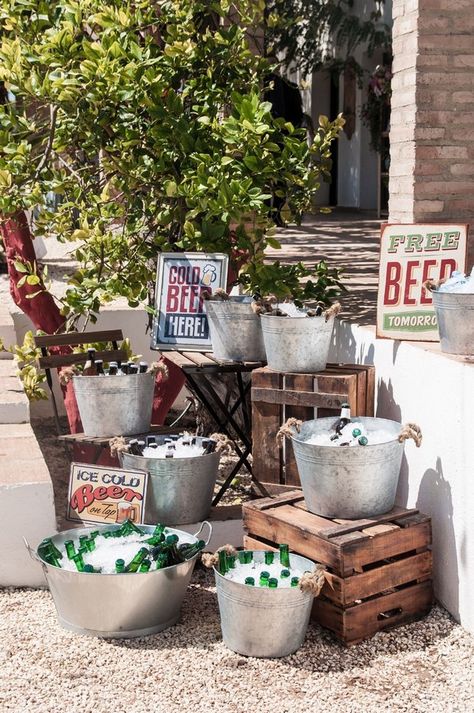 Drink Bar Wedding, Galvanized Buckets Wedding, Bucket Wedding, Wedding Drink Bar, Drink Stations, Wedding Drink Station, Beer Wedding, Wedding Dr, Drink Bar