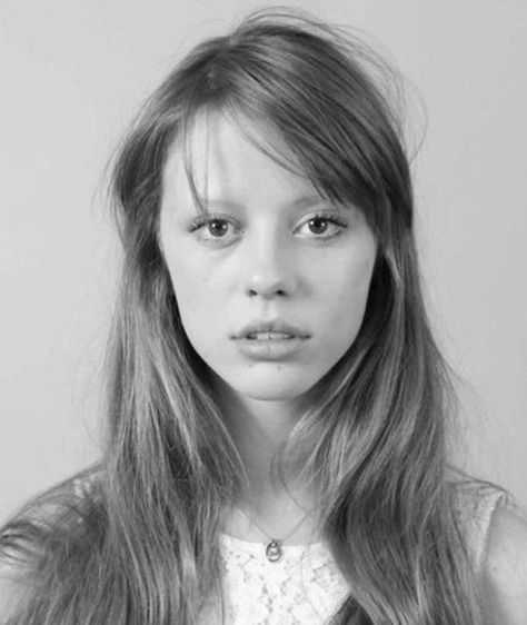 Mia Goth, Sneak Attack, Mia 3, Goth Fashion, Drawing Reference, Pretty Woman, Hair Inspo, Pretty People, Beautiful People