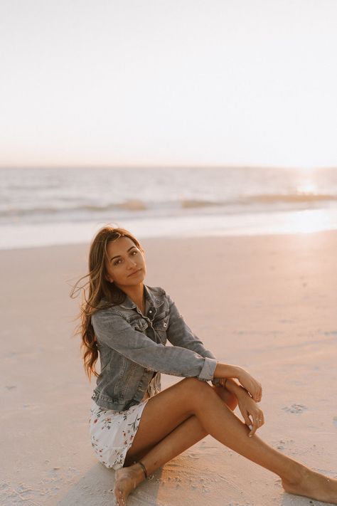 Senior Photos at Fort Myers Beach | Skylar Becker | Michelle Gonzalez Photography Senior Portraits Beach, Senior Photoshoot Poses, Senior Portraits Girl, Senior Photography Poses, Foto Gif, Senior Photo Outfits, Senior Photo Poses, Beach Pink, Pose Fotografi