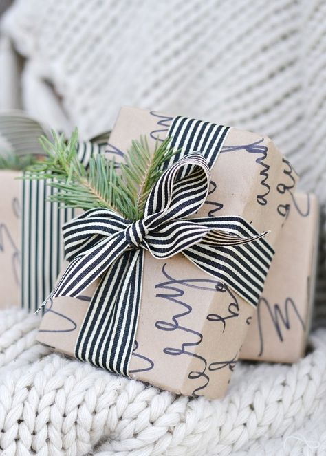 15 of the most Beautiful Ways to Wrap a Christmas Gift - making it in the mountains Diy Christmas Wrapping Paper, Christmas Wrapping Diy, Brown Paper Wrapping, Diy Wrapping Paper, Diy Calligraphy, Wrapped Presents, Sharpie Crafts, Gift Wrapping Ideas, Creative Birthday Gifts