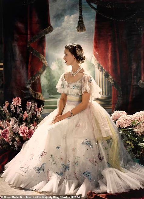 Queen Elizabeth and Princess Margaret glow as new mothers in previously unseen photos of the royal family - which also include an ethereal portrait of Kate Middleton | Daily Mail Online Queen Elizabeth And Princess Margaret, Queen Elizabeth Photos, Norman Hartnell, Royal Family Portrait, Royal Girls, Mother Photos, Royal Portraits, Princess Diana Pictures, Cecil Beaton