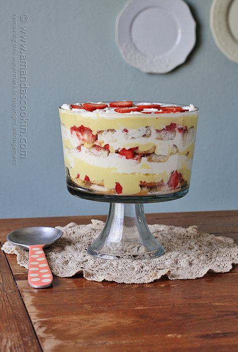 Wonderful recipe for traditional English trifle, complete with cream sherry soaked sponge cake and English custard! Recipe by @Amanda Formaro... Desserts Trifle, Traditional English Trifle, Desserts Banana, Banana Trifle, Sherry Trifle, Pudding Trifle, English Trifle, Strawberry Shortcake Trifle, Fruit Trifle