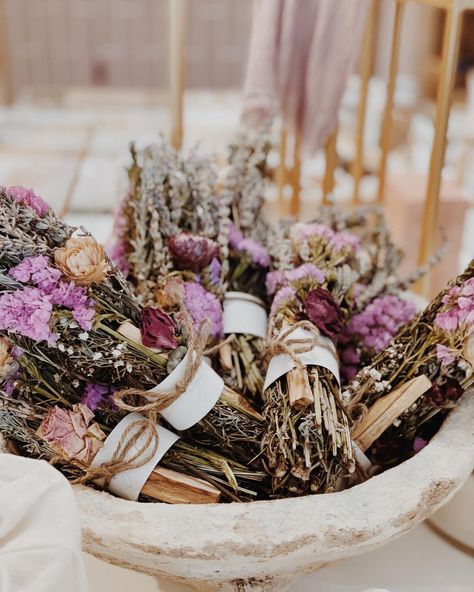 Palo Santo Bundle, Smudge Sticks Diy, Flower Healing, Smudge Bundles, Witches Night, Sage Bundles, Branding Aesthetic, Wellness Home, Lavender Products