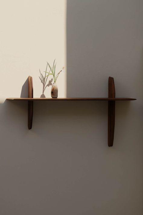 A shelf inspired by the design of airplane wings. Easy self-assembly (the long and short sides can switch places according to your design needs). The shelf is shaped using a traditional hand plane, making each unit unique. Our shelves are made from premium quality wood, carefully selected for its strength and durability, and handcrafted by hand. We offer a variety of wood types. The two vertical elements are fixed to the wall and the horizontal element slides into them Functions Entryway Shelf / Wooden Shelf Styling, Shelf Wood Design, Walnut Wall Shelves, Tiled Floating Shelf, Narrow Floating Shelf, Open Shelving Above Toilet, Wood Minimalist Interior, Wall Racks Shelves, Minimalistic Shelves