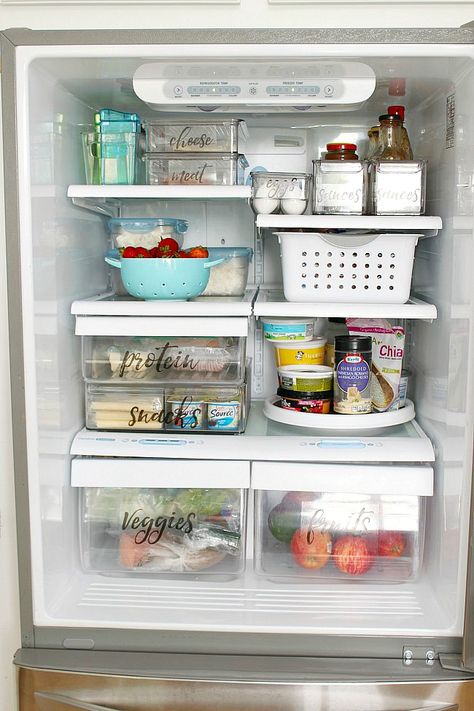 Free printable fridge labels and simple fridge organization ideas. / #freeprintables #printablelabels #homeorganization #fridgeorganization #kitchenorganization Small Refrigerator Organization, Diy Storage For Small Spaces, Fridge Labels, Small Fridge Organization, Fridge Organization Hacks, Fridge Organization Ideas, Small Fridge, Small Kitchen Organization, Hacks And Tips