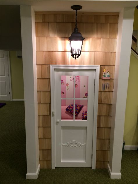 A little girls dream playhouse hidden under the staircase Build Playhouse, Under The Stairs Closet, Under The Stairs Ideas, Under Stairs Playhouse, Under Stairs Playroom, Stairs Closet, Dream Playhouse, Kids Nook, Diy Stair Railing