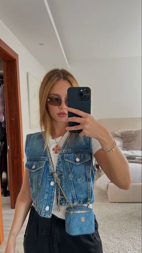 Denim Vest Rachel Green, Denim Vest Outfit 2023, Jean Vest With Dress, Boho Denim Outfit, Vintage Denim Vest Outfit, Denim Vest Street Style, Denim Handbag Outfit, How To Style Jean Vest, Vest Denim Outfit