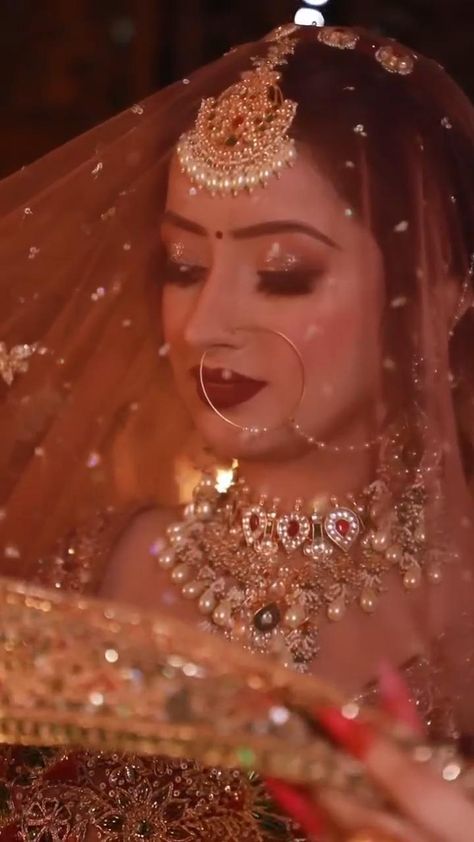 Latest Bridal Makeup Indian, Indian Bridal Makeup Videos, Bridal Shoot Poses Indian, Bridal Poses Indian Wedding Photos, Bride Shoot Poses, Pakistani Bride Makeup, Bridal Looks Indian Brides, Bridal Makeup Photoshoot, Bride Video