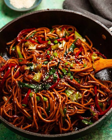 Hokkien noodles with chicken in a pan Chicken Hokkien Noodles, Drunken Noodles Recipe Thai, Asian Chicken Noodle Recipes, Hokkien Noodles Recipe, Chicken In A Pan, Asian Noodle Bowl, Hokkien Noodles, Japanese Noodle Dish, Noodles With Chicken