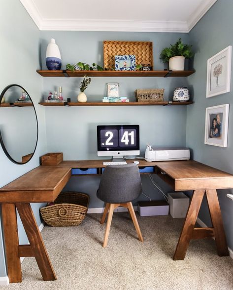 We made this DIY built-in U-shaped desk custom for a small nook in our bedroom. The dimensions are 100% unique to this random nook of ours, so we don’t have specific step-by-step plans for this build, but hopefully it will give you some inspiration! We’ve been busy lately at Charleston Crafted and have been preparing […] The post DIY Built-In U-Shaped Desk appeared first on Charleston Crafted. Bedroom Home Office Ideas, U Shaped Desk, Plywood Desk, Desk Nook, Office Nook, Shelving Design, Custom Desk, Small Home Office, Built In Desk