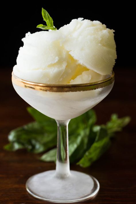 Lemon Sorbet: Easy, Elegant, and Refreshing Food Recipes For Dinner Families, Lemon Sorbet Recipe, Lemon Curd Dessert, Hemgjord Glass, Sorbet Is, Food Recipes For Dinner, Sorbet Ice Cream, Palate Cleanser, Lemon Sorbet