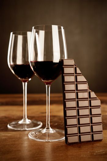 Chocolate and wine Chocolate Pairings, Chocolate Wine, Wine Photography, Wine Tasting Party, Valentine Chocolate, Tasting Party, Wine Food Pairing, Wine Quotes, Wine Art