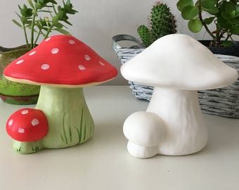 Ceramic Mushrooms, Clay Mushrooms, Easy Clay Sculptures, Mushroom Paint, Amanita Muscaria, Air Dry Clay Projects, Clay Diy Projects, Clay Crafts Air Dry, Tanah Liat