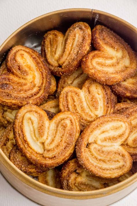 These cinnamon palmiers are vegan and wonderfully delicious! Inspired by the famous French puff pastry biscuit, these crunchy and sweet cookies are so easy to make with just a few ingredients. | Vegan Baking Cinnamon Palmiers, French Puff Pastry, Sweet Puff Pastry, Savory Puff Pastry, Puff Pastry Appetizers, Pastry Appetizer, Vegan Biscuits, Vegan Pastries, Diet Cookies