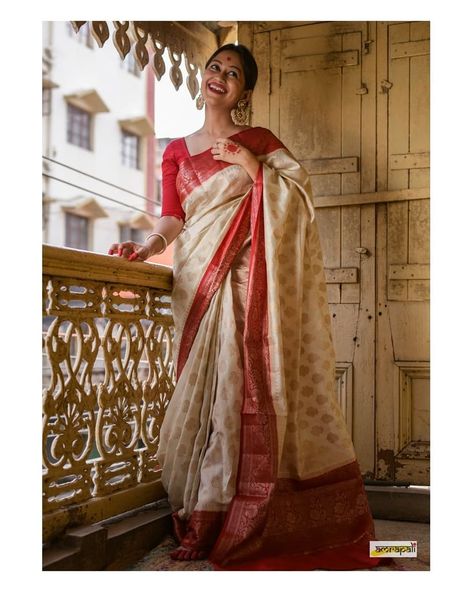 Image may contain: one or more people and people standing Off White Saree, South Indian Sarees, White Saree, Party Kleidung, Red Saree, Kanjivaram Sarees, Latest Sarees, Boutique Style, Saree Look