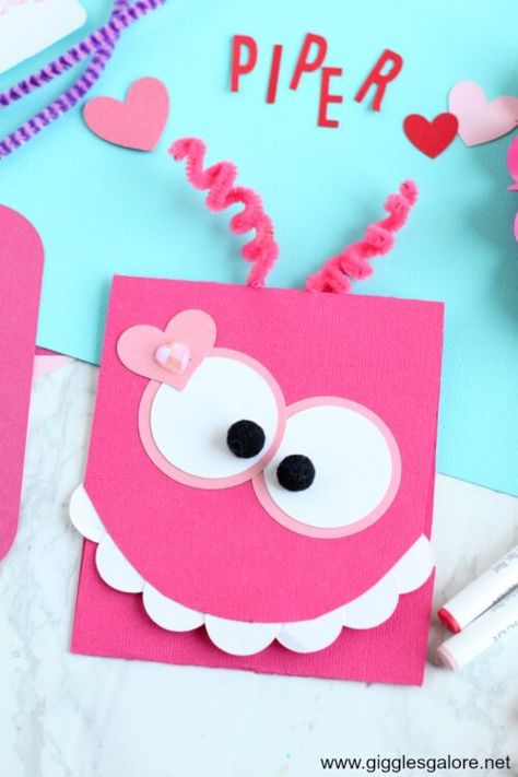 Classroom Valentines are so much easier to make when you use a Cricut machine! Click here for 20 Classroom Valentines Cards tutorials. #thecraftyblogstalker #classroomvalentines #classroomvalentinecards #diyvalentinecards Make Valentine Cards, Monster Valentine, Clever Valentines, Valentines Diy Kids, Classroom Valentine Cards, Valentine Paper, Monster Valentines, Cute Valentines Card, Diy Monsters