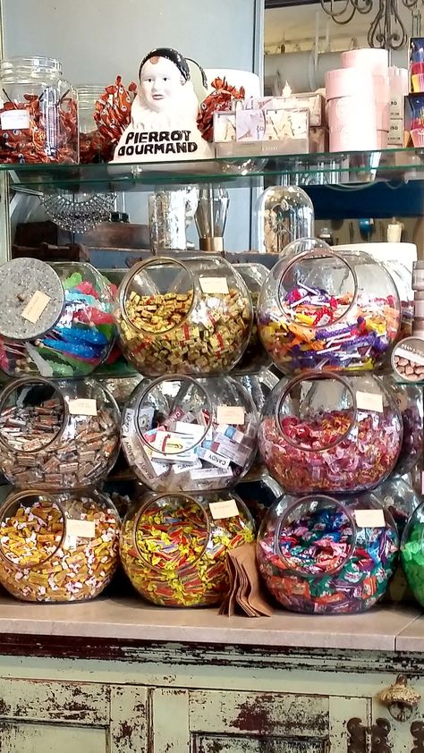 Old Candy Store Aesthetic, Vintage Candy Display, Old Fashion Candy Store, Retro Candy Store, Retail Candy Display Ideas, Candy Display Store, Old Candy Shop, Vintage Sweet Shop, Vintage Candy Shop Aesthetic