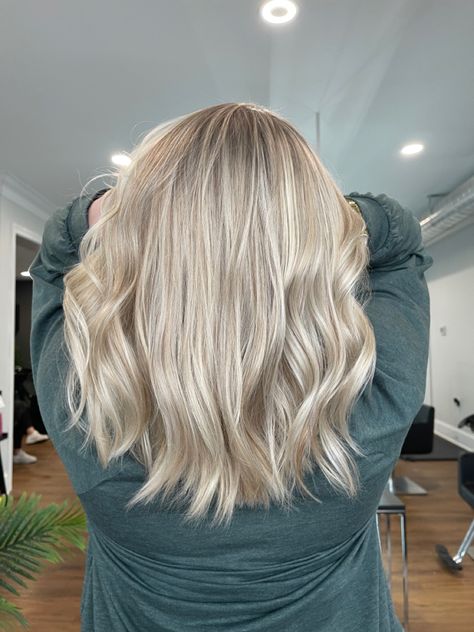 Creamy Blonde Root Smudge, Solid Blonde With Shadow Root, Full Head Blonde Highlights Shadow Root, Heavy Blonde Balayage, Bright Blonde Hair With Shadow Root, Blonde Hair Natural Roots, Blonde Baddie, Shadow Root Blonde, Bombshell Blonde