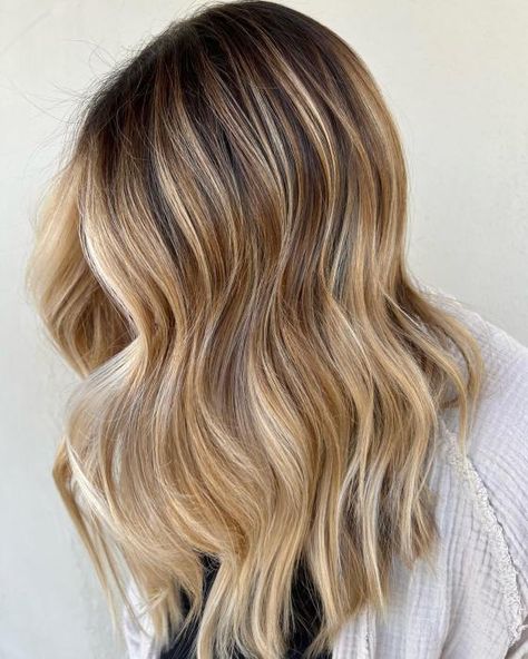 Caramel Blonde Balayage with White Pieces Rooted Honey Blonde, Warm Caramel Highlights, Grown Out Blonde Hair, Dark Roots Blonde Hair Balayage, Caramel Blonde Balayage, Honey Blonde Balayage, Balayage Hair Ideas, Natural Dark Blonde, Blonde Balayage Hair