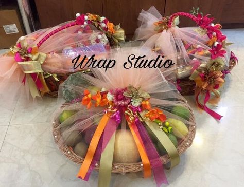 Photo By Wrap Studio - Trousseau Packers Wedding Packings, Spa Baskets, Wedding Gift Basket, Engagement Gift Baskets, Wedding Gift Hampers, Indian Wedding Gifts, Wedding Trousseau, Thali Decoration Ideas, Indian Wedding Favors