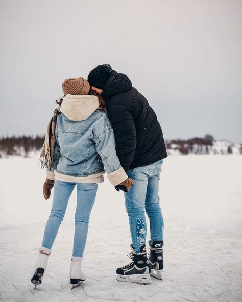 Couple Karaoke Aesthetic, Skating Couple Pictures, Ice Skating Couple Aesthetic, Ice Skating Photo Ideas, Skating Engagement Photos, Skating Photoshoot, Couple Ice Skating, Skating Couple, Indoor Ice Skating