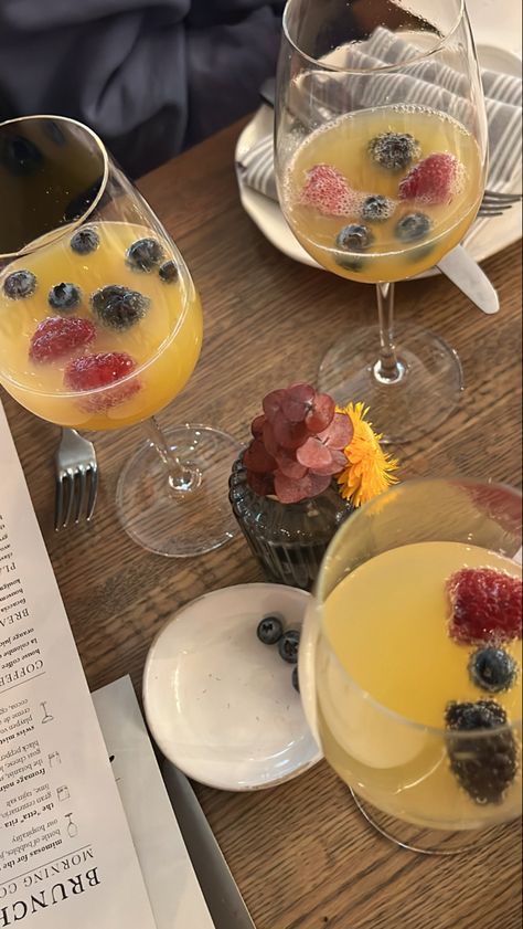 Homemade Brunch Aesthetic, Brunch Mimosas Aesthetic, Mimosa Brunch Aesthetic, Birthday Mimosas, Brunch Aesthetic Friends, Mimosas Aesthetic, Mimosa Aesthetic, Bridesmaids Brunch, Brunch Mimosa