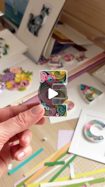 Free Quilling Patterns, Diy Quilling Crafts, Craft Room Ideas, Quilling Letters, Arte Quilling, Make Craft, Paper Quilling For Beginners, Paper Quilling Tutorial, Kraf Kertas