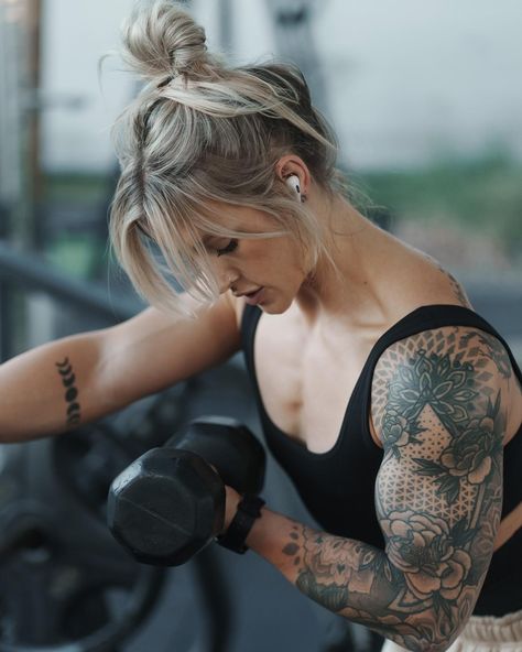 Josie Hamming Josie Hamming, Female Powerlifter, Women Weight Lifting, Lifting Workouts, Female Muscle, Women Lifting, Oversized Clothes, Weight Lifting Workout, Tough Girl