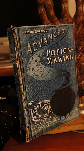 The Prince's copy of Advanced Potion-Making.  I wonder how it looks on the inside... Potion Making, Potions Book, Stile Harry Potter, Anniversaire Harry Potter, Buku Harry Potter, Theme Harry Potter, Images Harry Potter, Hogwarts Aesthetic, Cărți Harry Potter