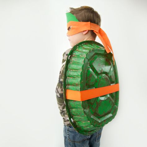 Does your child LOVE the Ninja Turtles? Want a cheap Halloween costume? Then help your kids make a no-sew TMNT costume. It's an easy and fun kids craft! Easy Homemade Halloween Costumes, Diy Adult Halloween Costumes, Teenage Mutant Ninja Turtles Costume, Costumes Faciles, Turtle Costume, Ninja Turtle Costume, Meme Costume, Halloween Costumes To Make, Halloween Infantil