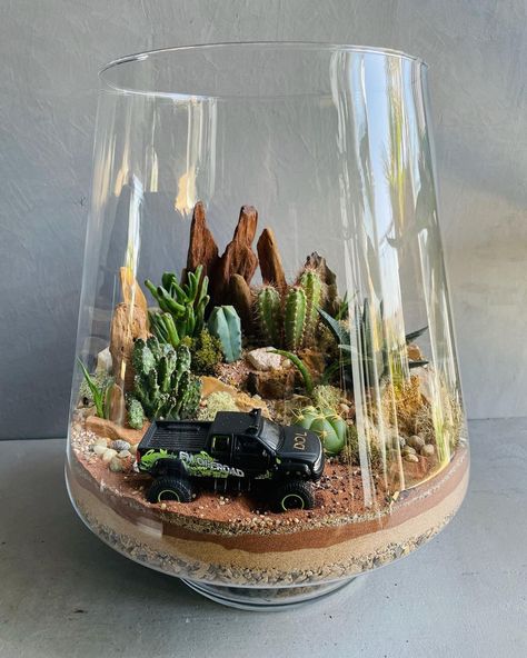 Desert Terrarium Ideas, Dessert Terrarium, Terrarium Desert, Themed Terrarium, Plant Creatures, Desert Terrarium, Terraria Party, Cactus Planters, Jar Garden