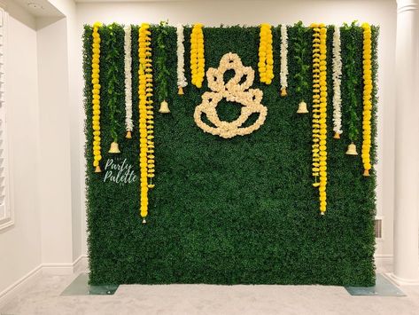 Green Background Decoration For Ganpati, Gruhapravesam Backdrop Decoration, Simple Seemantham Decoration At Home, Mehendi Backdrop Decor At Home, Pooja Backdrop Decoration Diy, Simple Ganpati Decoration At Home Ideas, Ganpati Backdrop Ideas, Haldi Ceremony Decorations At Home Simple, Haldi Ceremony Decorations At Home