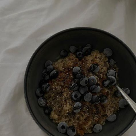 Homemade Oatmeal, Easy Oatmeal, Blueberry Oatmeal, Food Is Fuel, Pretty Food, Aesthetic Food, Good Eats, Love Food, Food Lover