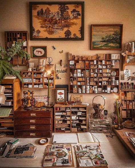 Art Studio Corner Ideas, Messy Craft Room, Cottagecore Stationary, Art Corner Studio, Creative Spaces Studio, Vintage Desk Setup, Journaling Desk, Vintage Art Studio, Yellow Shelf