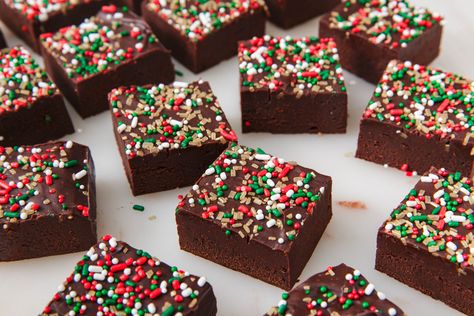 Creative bake sale recipes that make great holiday food gifts too: Christmas Fudge on Delish.com Christmas Brownies Photography, Christmas Bake Sale Treats, Christmas Brownies Ideas, Christmas Bake Sale, Brownie Christmas, Christmas Brownie, Bake Sale Treats, Christmas Bakes, Christmas Brownies