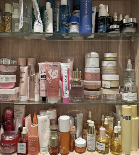 222 Organization Cupboard, Bathroom Skincare Organization, Skin Care Shelf, Bathroom Skincare, Psych Student, Pretty Bathrooms, Good Genes, Beauty Natural Products, Skincare Organization