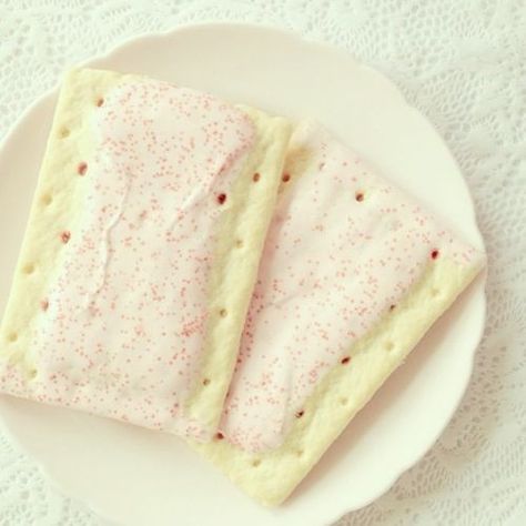 Pinkblushcakes | 🍨🍥 A Vintage, Girly & Rosy Blog! 💙 Pop Tarts Strawberry, Rosy Blog, Pop Tart Flavors, Billy Unger, Pink Snacks, Pop Tart, Cute Desserts, Yummy Eats, Yummy Sweets