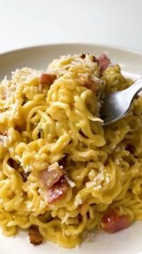 Recipes Using 2 Minute Noodles, 2 Minute Noodle Recipes, Ramen Carbonara Recipe, Keto Noodles, Egg Noodle Recipes, Carbonara Recipe, Canadian Bacon, Ramen Recipes, Instant Noodles