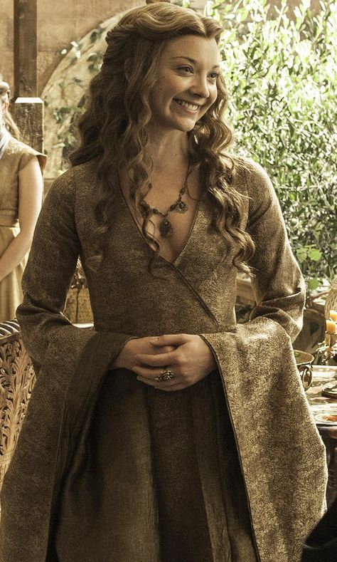 Tyrell Dress, Cute Tshirt Designs, Medieval Hairstyles, Margaery Tyrell, Got Game Of Thrones, Game Of Thrones Quotes, Natalie Dormer, Royal Aesthetic, Royal Outfits