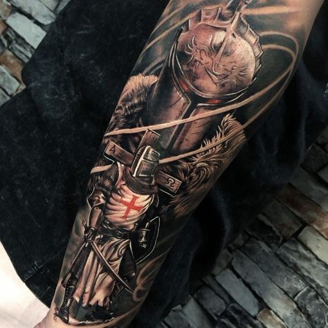 803 curtidas, 17 comentários - Jotabê 💎 (@jobling.souza_tatuador) no Instagram: “Cavaleiro templário   Gostou ? Comenta oque achou e marque um amigo para ver essa arte 💎 WhatsApp…” Templar Knight Tattoo, Warrior Tattoo Sleeve, Gladiator Tattoo, Half Sleeve Tattoos Forearm, Tattoo For Boyfriend, Egyptian Tattoo Sleeve, Infinity Tattoo Designs, Medieval Tattoo, Christ Tattoo