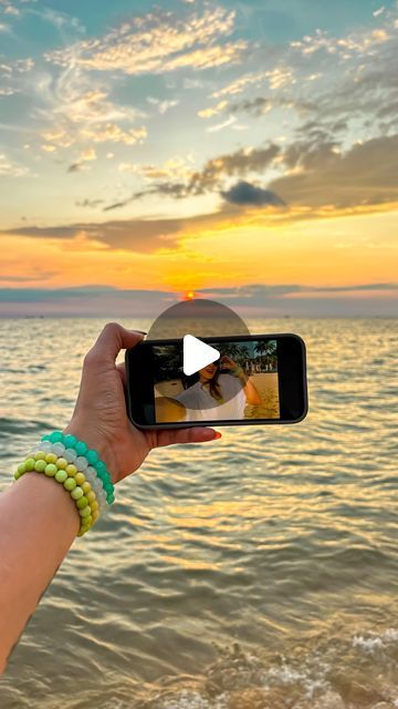 Selfie On Beach, Poses In Beach Photo Ideas, Beach Selfie Instagram, Beach Selfie Ideas, Beach Instagram Stories, Beach Selfies, Wave Photos, Creative Beach Pictures, Beach Sand Art