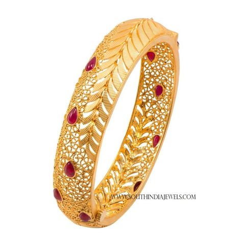 Diamond Choker Diamond Necklace #GoldJewelleryDesign Dubai Gold Bangles, Choker Diamond, Gold Bangles Indian, Gold Bangles For Women, Gold Bangle Set, Yellow Gold Bangle, Bangles Design, Gold Pendant Jewelry, Wedding Jewellery Collection